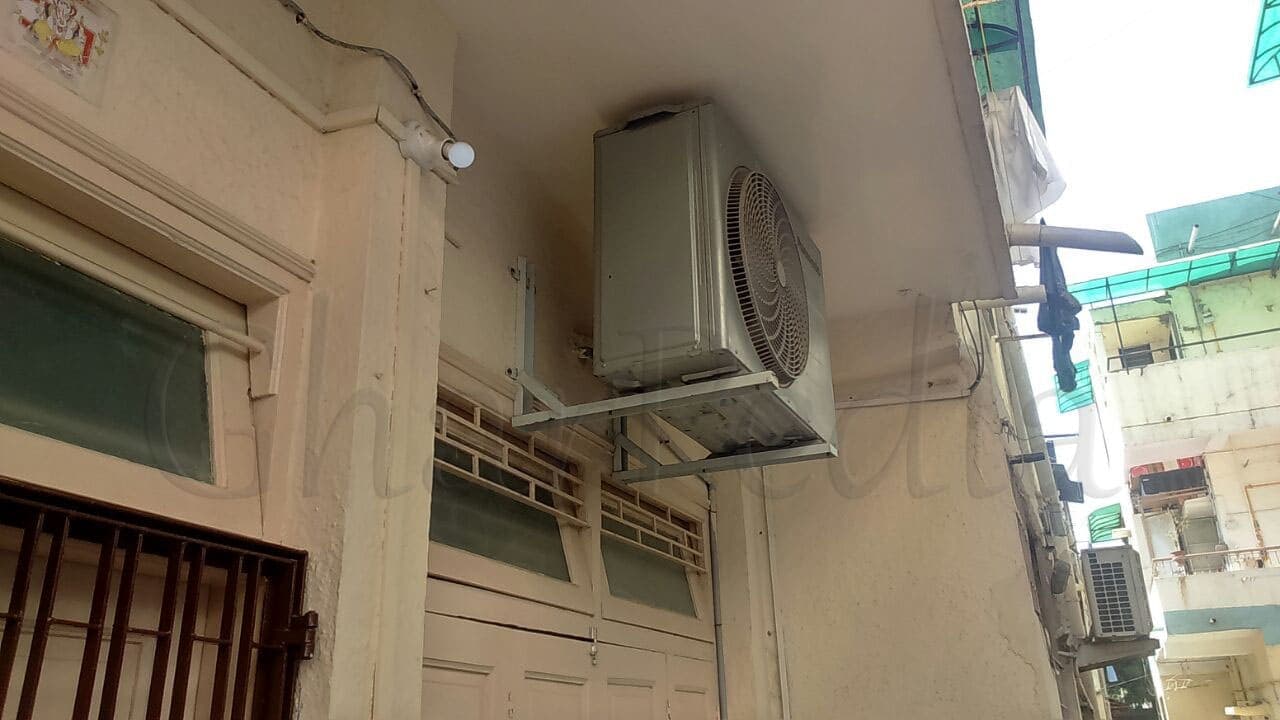 0605020003-06-Fixing-an-Outdoor-AC-unit-with-a-Bracket Fixing an outdoor AC unit with a bracket