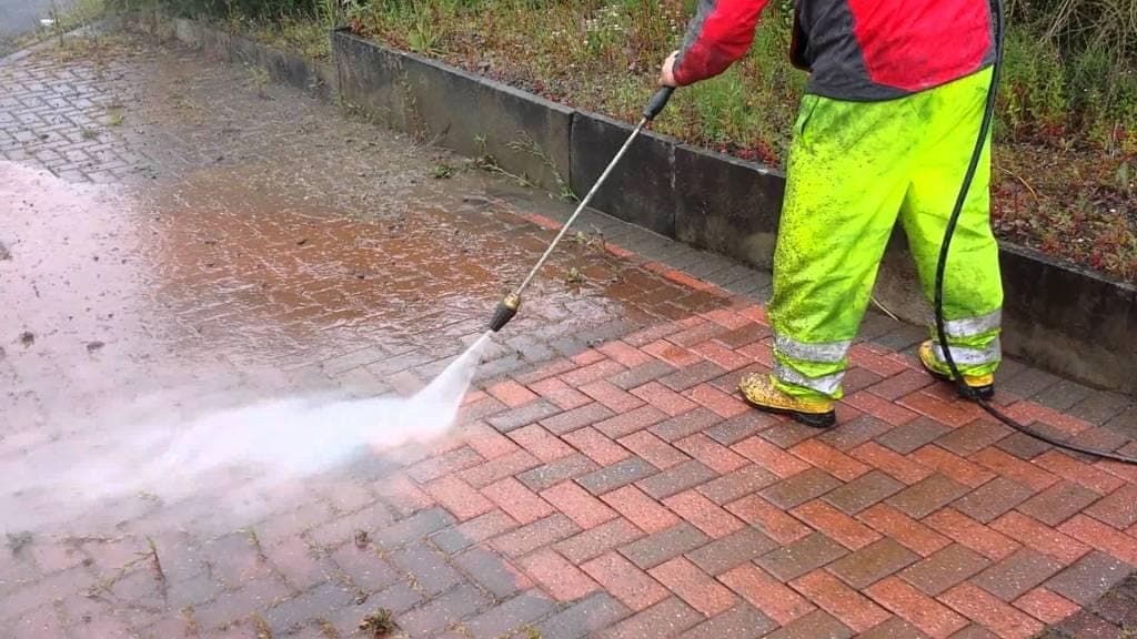 Remove Dirt and Algae with Pressure Washer – 03 – 0307140002 Remove Dirt and Algae with Pressure Washer
