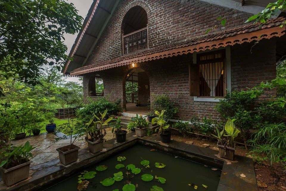 3-Story-Traditional-Bungalow-Farm-House-with-an-Contemporary-Touch-build-of-Natural-Stone-Brick-Exposed-Walls-Sloping-Roofs-with-Patterned-Eave-boards-4 Design Detail Banner 3