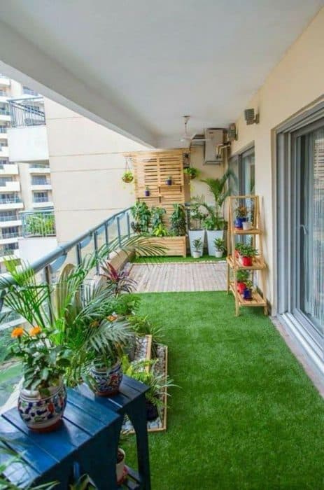 Awesome-Balcony-with-Green-Grass-Carpet-Pebble-Wooden-Flooring. Design Detail Banner 1