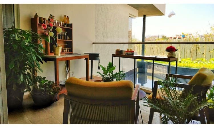 Balcony-incorporating-Wooden-Framed-Armchairs Design Detail Banner 0