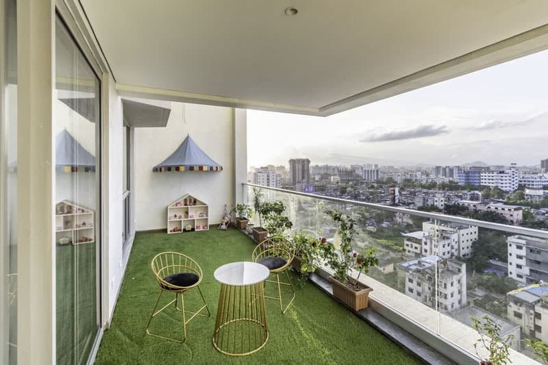 Balcony-with-Lush-Green-Artificial-Turf-Flooring-Glass-Railing-Metal-Handrail-comprises-of-Potted-Plants Design Detail Banner 0