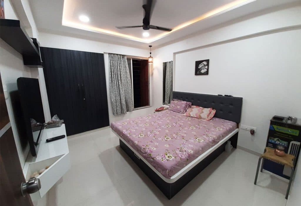 Bedroom-accomodating-Wooden-Double-Bed-with-Storage-below-Tufted-Upholstered-Headboard Design Detail Banner 0