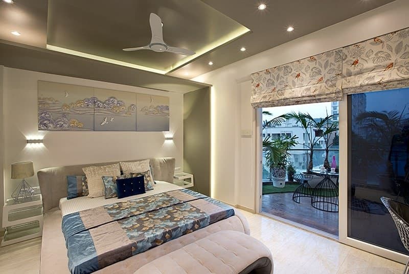 Bedroom-with-Lush-Balcony-incorporating-Upholstered-Platform-Bed-with-Storage-Tufted-Bed-End-Bench-Floor-Mounted-Side-Tables-with-Table-Lamps.-1 Design Detail Banner 0