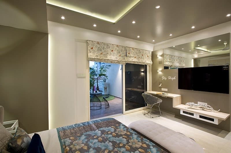 Bedroom-with-Lush-Balcony-incorporating-Upholstered-Platform-Bed-with-Storage-Tufted-Bed-End-Bench-Floor-Mounted-Side-Tables-with-Table-Lamps Design Detail Banner 1