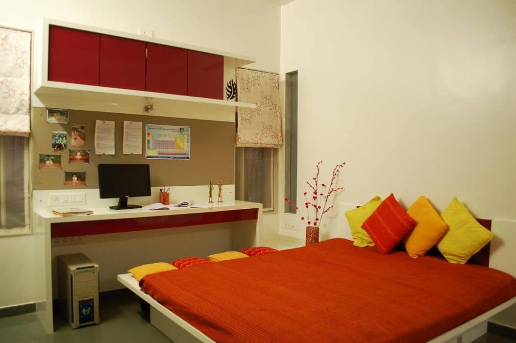 Bedroom-with-Wooden-Double-Bed-with-Storage-below-Side-Tables-with-Decor-Vase Design Detail Banner 0