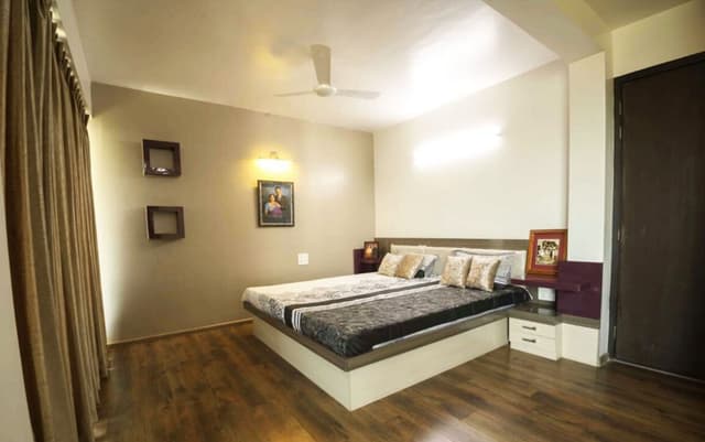 Bedroom-with-Wooden-Flooring-comprises-of-Wooden-Double-Bed-with-Storage-below. Swiper Content 0