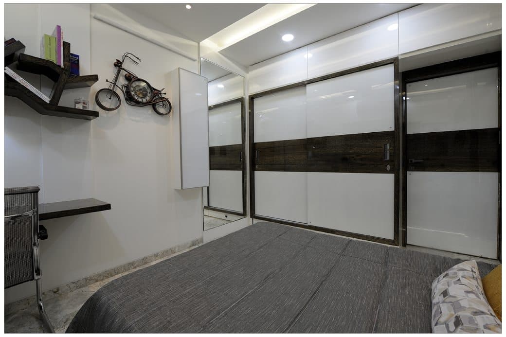 Black-White-theme-in-Teenagers-Bedroom-accommodating-Wooden-Bed-with-Printed-Cushions-03 Design Detail Banner 1