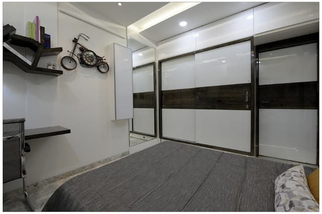 Black-White-theme-in-Teenagers-Bedroom-accommodating-Wooden-Bed-with-Printed-Cushions-03 Swiper Content 1