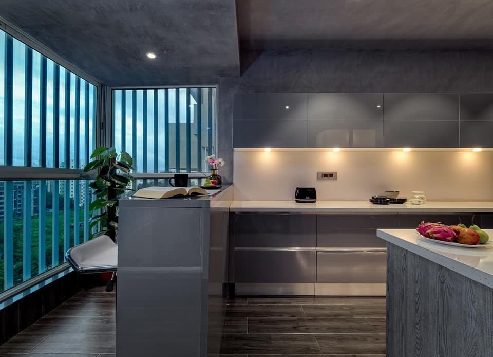 Contemporary-L-Shaped-Kitchen-with-Peninsula-Kitchen-Island-in-Grey-White-Colour-Built-in-Stove-on-Island-with-Center-Chimney-with-Warm-Lights-2 Design Detail Banner 1