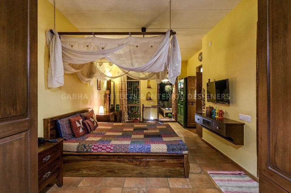 Every-Corner-of-this-Traditional-Bedroom-has-something-to-show.-Every-side-of-this-Bedroom-is-stuffed-with-some-elements-yet-it-is-not-looking-Clumsy. Design Detail Banner 0