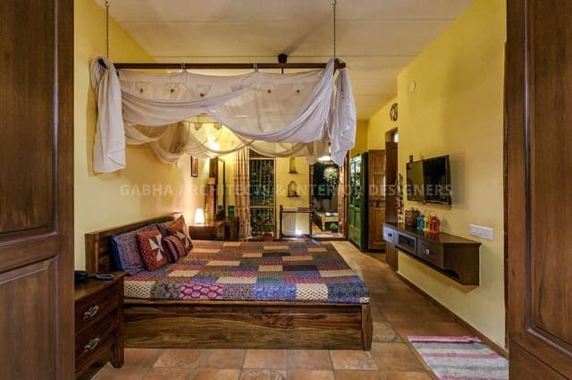 Every-Corner-of-this-Traditional-Bedroom-has-something-to-show.-Every-side-of-this-Bedroom-is-stuffed-with-some-elements-yet-it-is-not-looking-Clumsy. Swiper Content 0