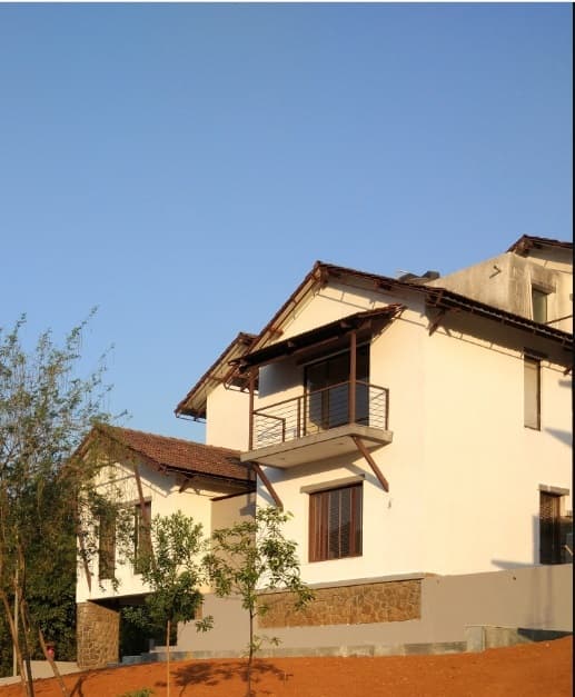 Exterior-View-of-2-Storeyed-White-Beige-Coloured-Traditional-Bungalow-with-Sloping-Roof-03 Design Detail Banner 2