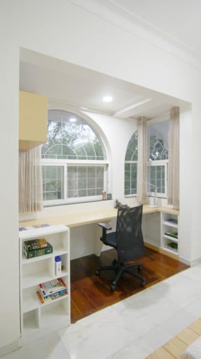 Home-Office-with-a-Wooden-Desk Design Detail Banner 0