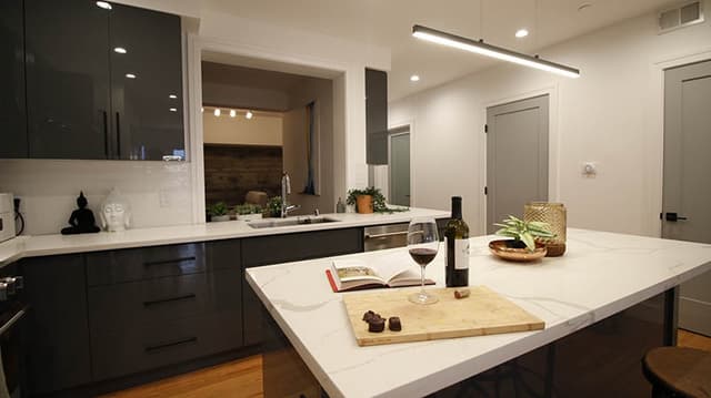 L-Shaped-Kitchen-in-White-Grey-Theme-02 Swiper Content 1