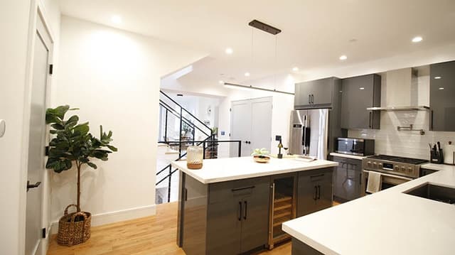 L-Shaped-Kitchen-in-White-Grey-Theme-03 Swiper Content 2