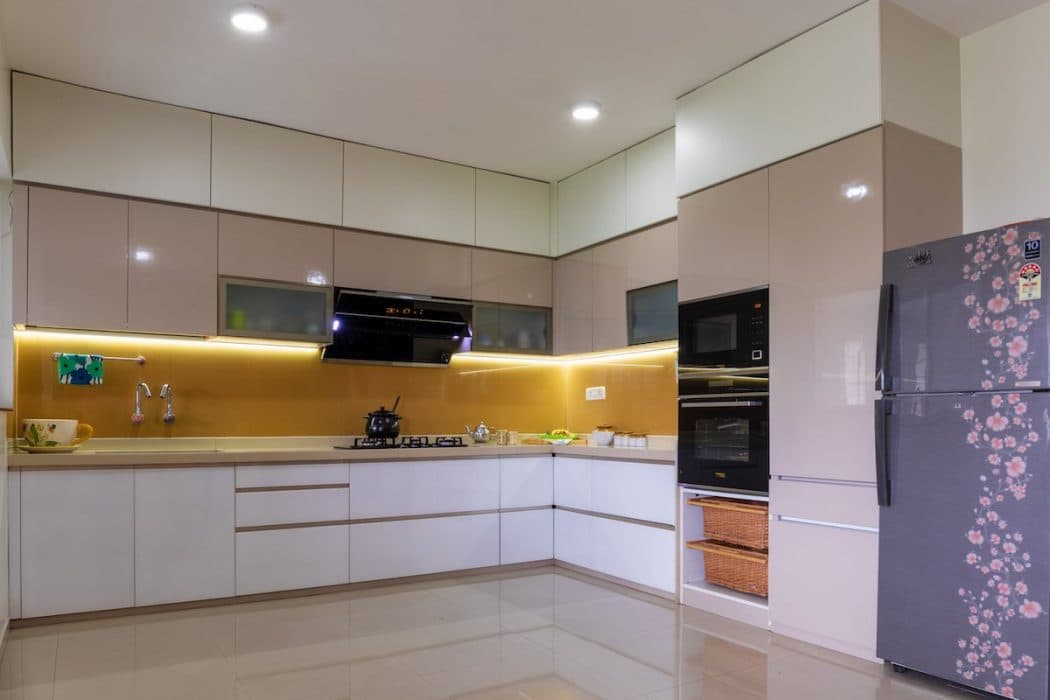 L-Shaped-Modern-Modular-Kitchen-with-a-combination-of-White-Beige-is-making-it-Simple-Elegant.-1 Design Detail Banner 0