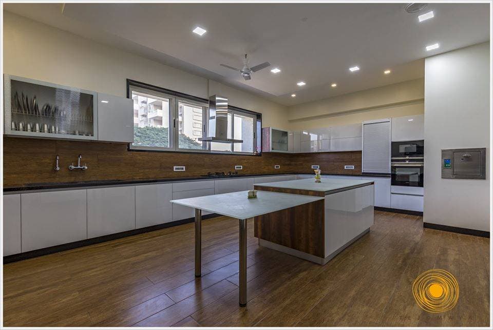 Luxurious-Kitchen-designed-with-L-Shaped-Kitchen-Counter-01 Design Detail Banner 0