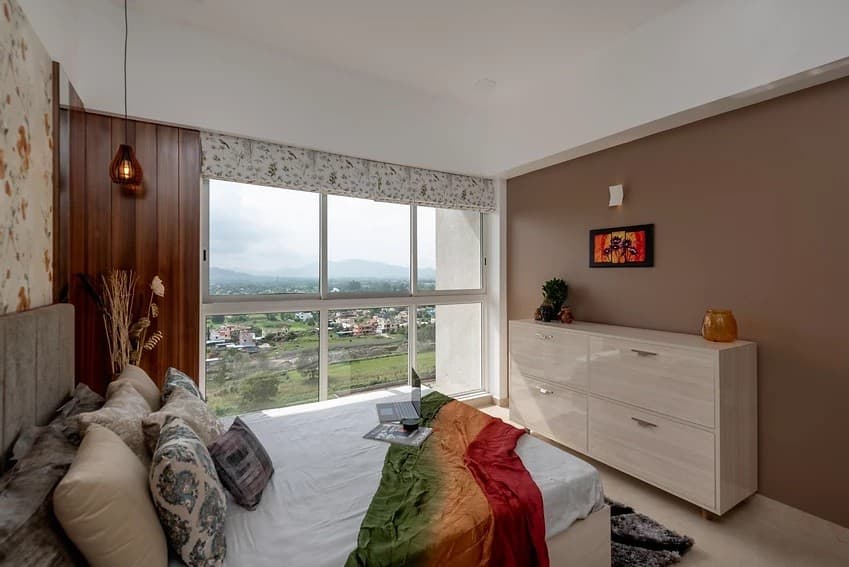 Modern-Bedroom-accommodating-Wooden-Bed-02 Design Detail Banner 1