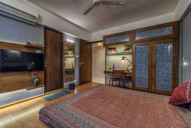 Simple-Traditional-Bedroom-has-Wooden-Furniture This Simple Traditional Bedroom