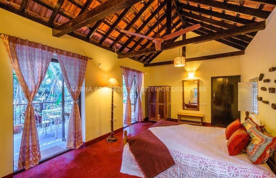 The-Traditional-Style-Bedroom-with-Extended-Seating-Space-is-making-it-more-Beautiful. Design Detail Banner 0