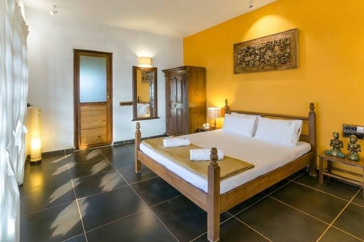 This-Traditional-Style-Bedroom-consists-of-Four-Post-Wooden-Bed-White-Bedsheets-Beige-Blanket. Design Detail Banner 0