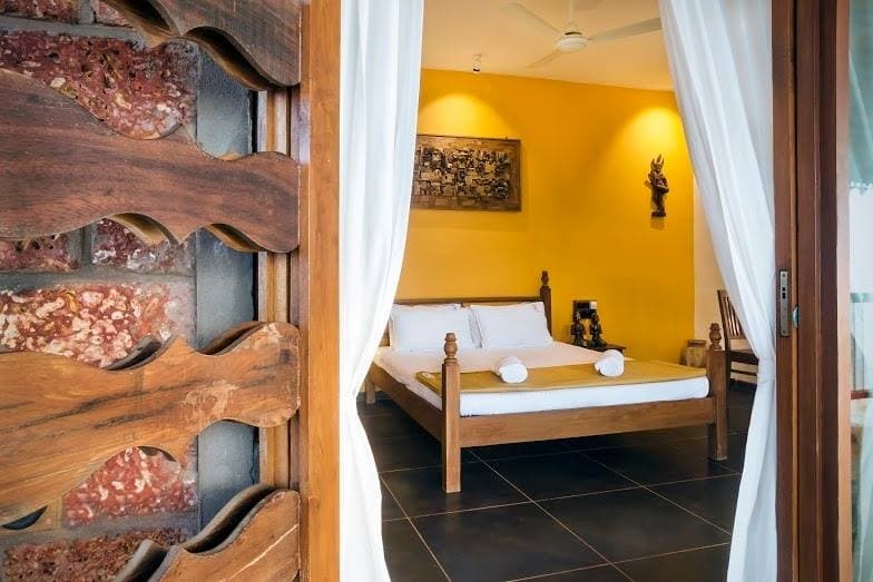 This-Traditional-Style-Bedroom-consists-of-Four-Post-Wooden-Bed-White-Bedsheets-Beige-Blanket Design Detail Banner 1