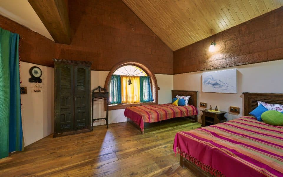 Traditional-Bedroom-designed-with-2-Wooden-Bed Design Detail Banner 0