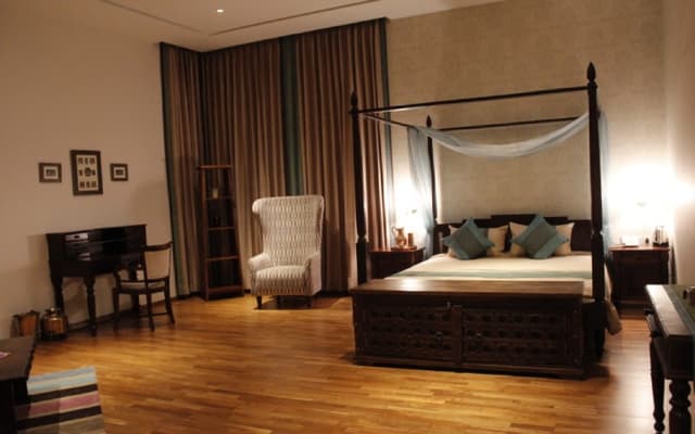 Traditional-Bedroom-with-High-Walls-Wooden-Flooring Swiper Content 0