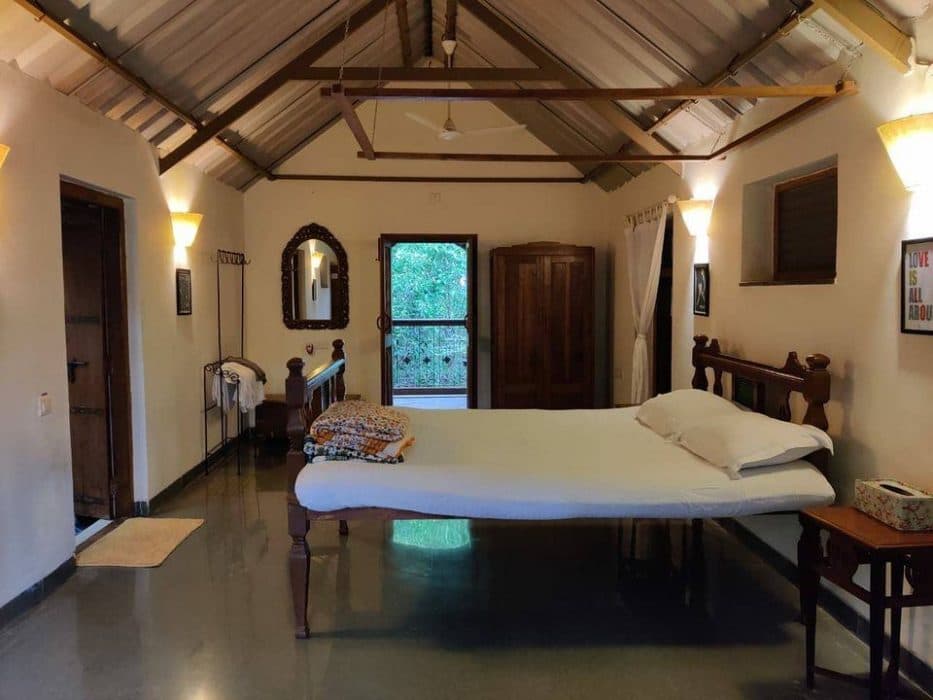 Traditional-bedroom-with-a-Metal-Collar-Beam-Roof-Truss-or-Collar-Tie-Roof-Truss-Wooden-Bed-with-Headboard-Footboard-Side-Tables-Wooden-Wardrobe Design Detail Banner 0