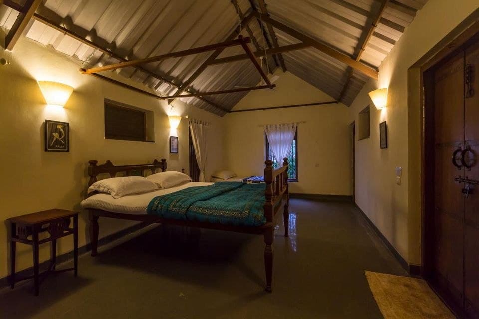 Traditional-bedroom-with-a-Metal-Collar-Beam-Roof-Truss-or-Collar-Tie-Roof-Truss-Wooden-Double-Bed-with-Headboard-Footboard-One-single-Wooden-Bed Design Detail Banner 0