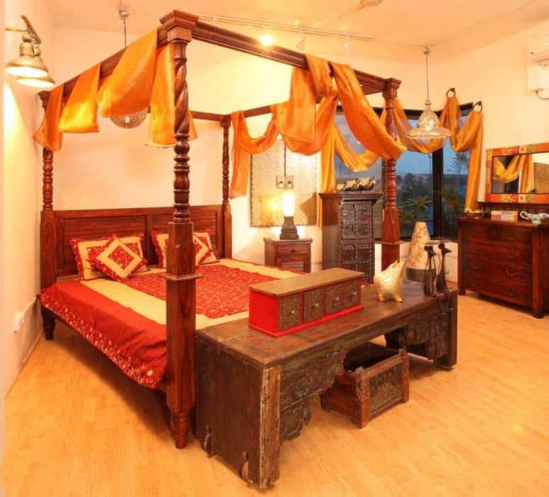 Traditional-styled-Bedroom-incorporating-Traditional-styled-Canopy-Bed Design Detail Banner 0