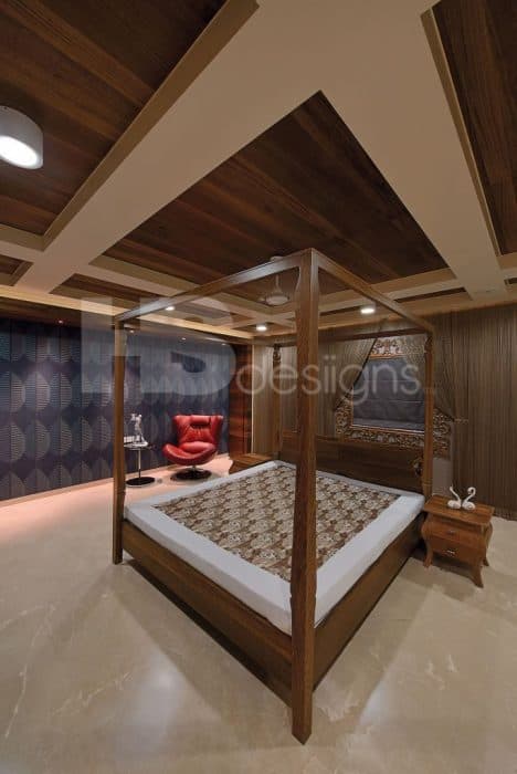 Transitional-Bedroom-incorporating-Wooden-Canopy-Bed-Wooden-Headboard-Wooden-Side-Tables-with-Couple-Swan-Ceramic-Sculpture Design Detail Banner 0