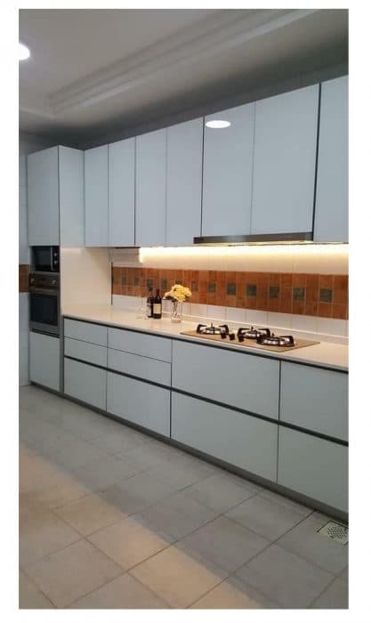 White-Coloured-Single-Wall-Modular-Kitchen-with-Under-Cabinet-Lighting-for-Kitchen-Backsplash-Lower-Cabinets-White-Marble-Countertop Swiper Content 0