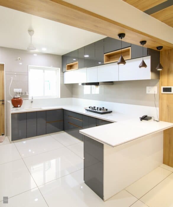 C-Shaped Kitchen with a Built-in Breakfast Counter C-Shaped Kitchen with a Built-in Breakfast Counter